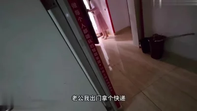 反差婊老师晚上趁着拿快递的时间偷偷跑到天台