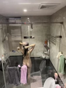 分享老婆洗澡