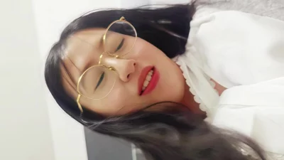 饥渴淫妻母狗约操单男口交舔脚对着窗口后入